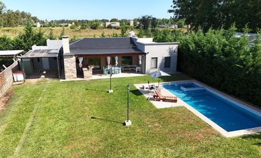Casa en Venta de 2 dormitorios, patio con galería, pileta y parrilla. Fincas de La Florida, Zarate
