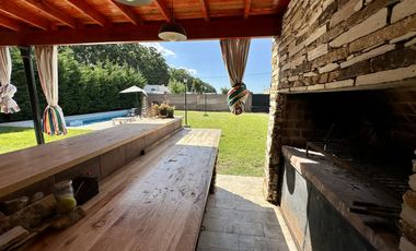 Casa en Venta de 2 dormitorios, patio con galería, pileta y parrilla. Fincas de La Florida, Zarate