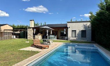 Casa en Venta de 2 dormitorios, patio con galería, pileta y parrilla. Fincas de La Florida, Zarate