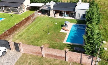 Casa en Venta de 2 dormitorios, patio con galería, pileta y parrilla. Fincas de La Florida, Zarate