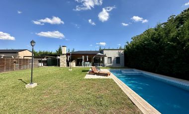 Casa en Venta de 2 dormitorios, patio con galería, pileta y parrilla. Fincas de La Florida, Zarate