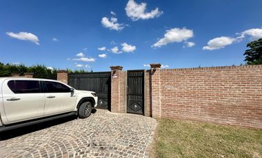 Casa en Venta de 2 dormitorios, patio con galería, pileta y parrilla. Fincas de La Florida, Zarate