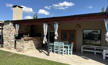 Casa en Venta de 2 dormitorios, patio con galería, pileta y parrilla. Fincas de La Florida, Zarate