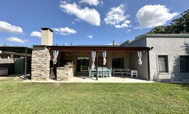 Casa en Venta de 2 dormitorios, patio con galería, pileta y parrilla. Fincas de La Florida, Zarate