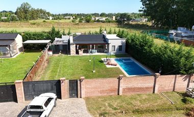 Casa en Venta de 2 dormitorios, patio con galería, pileta y parrilla. Fincas de La Florida, Zarate