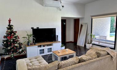 Casa en Venta de 2 dormitorios, patio con galería, pileta y parrilla. Fincas de La Florida, Zarate