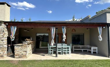 Casa en Venta de 2 dormitorios, patio con galería, pileta y parrilla. Fincas de La Florida, Zarate