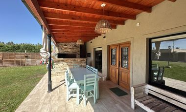Casa en Venta de 2 dormitorios, patio con galería, pileta y parrilla. Fincas de La Florida, Zarate