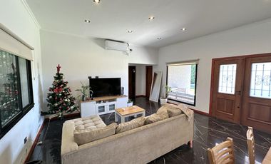 Casa en Venta de 2 dormitorios, patio con galería, pileta y parrilla. Fincas de La Florida, Zarate