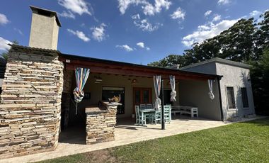 Casa en Venta de 2 dormitorios, patio con galería, pileta y parrilla. Fincas de La Florida, Zarate