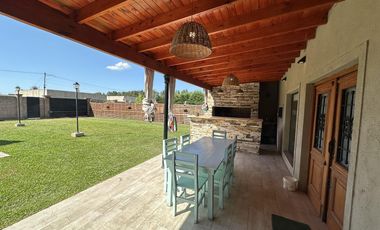 Casa en Venta de 2 dormitorios, patio con galería, pileta y parrilla. Fincas de La Florida, Zarate