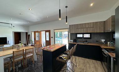 Casa en Venta de 2 dormitorios, patio con galería, pileta y parrilla. Fincas de La Florida, Zarate