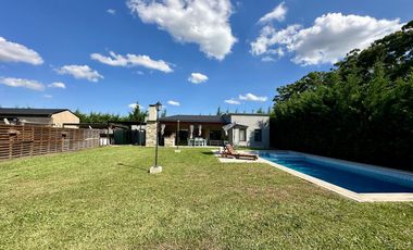 Casa en Venta de 2 dormitorios, patio con galería, pileta y parrilla. Fincas de La Florida, Zarate