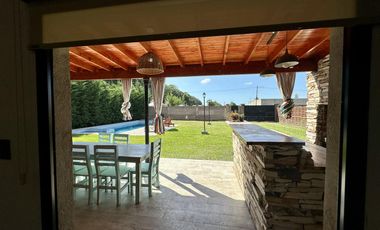 Casa en Venta de 2 dormitorios, patio con galería, pileta y parrilla. Fincas de La Florida, Zarate