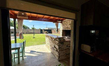 Casa en Venta de 2 dormitorios, patio con galería, pileta y parrilla. Fincas de La Florida, Zarate