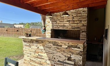 Casa en Venta de 2 dormitorios, patio con galería, pileta y parrilla. Fincas de La Florida, Zarate