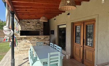 Casa en Venta de 2 dormitorios, patio con galería, pileta y parrilla. Fincas de La Florida, Zarate