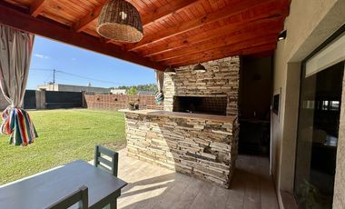 Casa en Venta de 2 dormitorios, patio con galería, pileta y parrilla. Fincas de La Florida, Zarate
