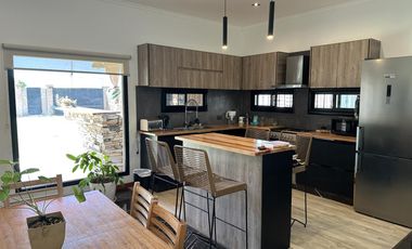 Casa en Venta de 2 dormitorios, patio con galería, pileta y parrilla. Fincas de La Florida, Zarate