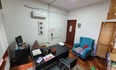 Excelente Chalet de estilo Californiano con Cochera, Patio, Quincho y Piscina.