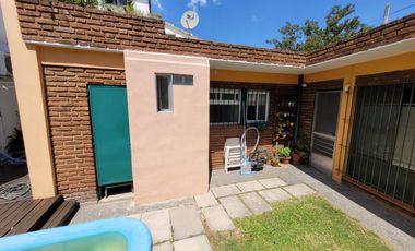 Excelente Chalet de estilo Californiano con Cochera, Patio, Quincho y Piscina.