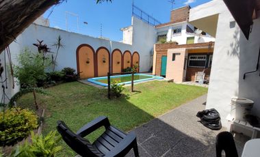 Excelente Chalet de estilo Californiano con Cochera, Patio, Quincho y Piscina.
