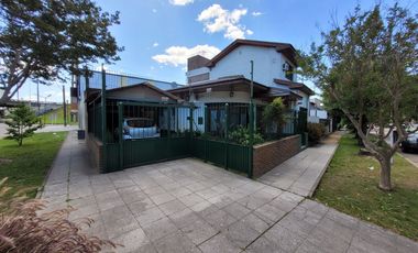 Excelente Chalet de estilo Californiano con Cochera, Patio, Quincho y Piscina.