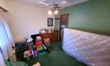 Excelente Chalet de estilo Californiano con Cochera, Patio, Quincho y Piscina.