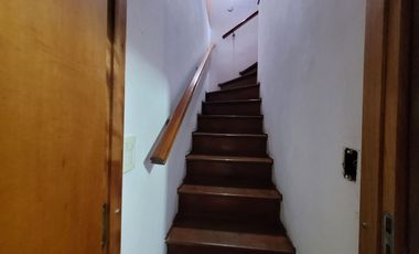 Excelente Chalet de estilo Californiano con Cochera, Patio, Quincho y Piscina.