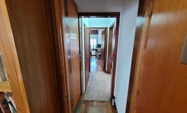 Excelente Chalet de estilo Californiano con Cochera, Patio, Quincho y Piscina.