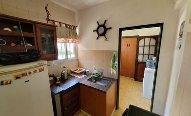 Excelente Chalet de estilo Californiano con Cochera, Patio, Quincho y Piscina.