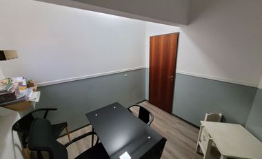 Excelente Chalet de estilo Californiano con Cochera, Patio, Quincho y Piscina.