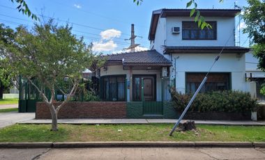 Excelente Chalet de estilo Californiano con Cochera, Patio, Quincho y Piscina.