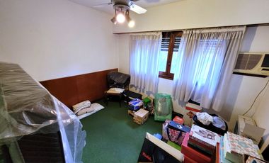 Excelente Chalet de estilo Californiano con Cochera, Patio, Quincho y Piscina.