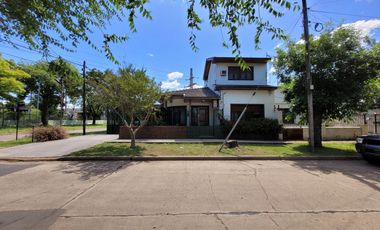 Excelente Chalet de estilo Californiano con Cochera, Patio, Quincho y Piscina.