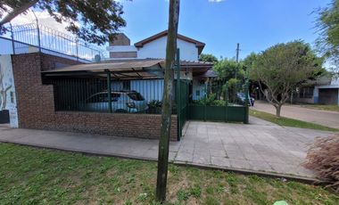 Excelente Chalet de estilo Californiano con Cochera, Patio, Quincho y Piscina.