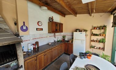 Excelente Chalet de estilo Californiano con Cochera, Patio, Quincho y Piscina.