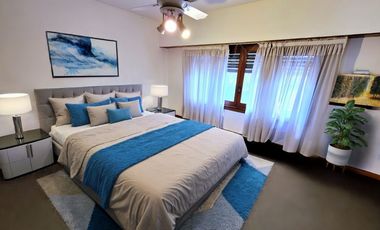 Excelente Chalet de estilo Californiano con Cochera, Patio, Quincho y Piscina.