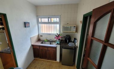 Excelente Chalet de estilo Californiano con Cochera, Patio, Quincho y Piscina.