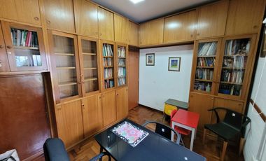 Excelente Chalet de estilo Californiano con Cochera, Patio, Quincho y Piscina.