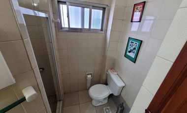 Excelente Chalet de estilo Californiano con Cochera, Patio, Quincho y Piscina.