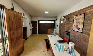 Excelente Chalet de estilo Californiano con Cochera, Patio, Quincho y Piscina.