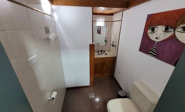 Excelente Chalet de estilo Californiano con Cochera, Patio, Quincho y Piscina.