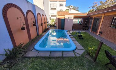Excelente Chalet de estilo Californiano con Cochera, Patio, Quincho y Piscina.