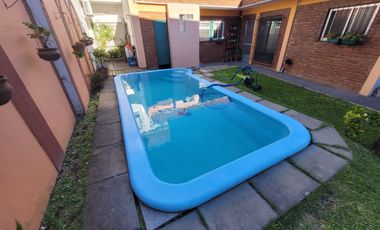 Excelente Chalet de estilo Californiano con Cochera, Patio, Quincho y Piscina.