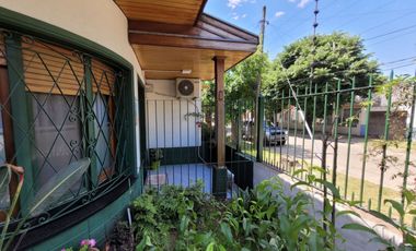 Excelente Chalet de estilo Californiano con Cochera, Patio, Quincho y Piscina.