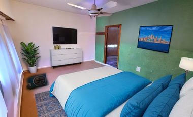 Excelente Chalet de estilo Californiano con Cochera, Patio, Quincho y Piscina.