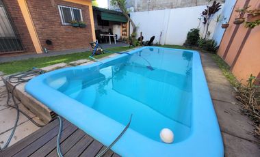 Excelente Chalet de estilo Californiano con Cochera, Patio, Quincho y Piscina.