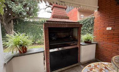 Casa cuatro ambientes jardin cochera terraza en venta en Wilde
