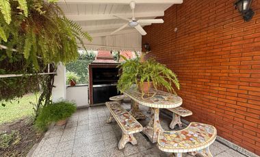 Casa cuatro ambientes jardin cochera terraza en venta en Wilde